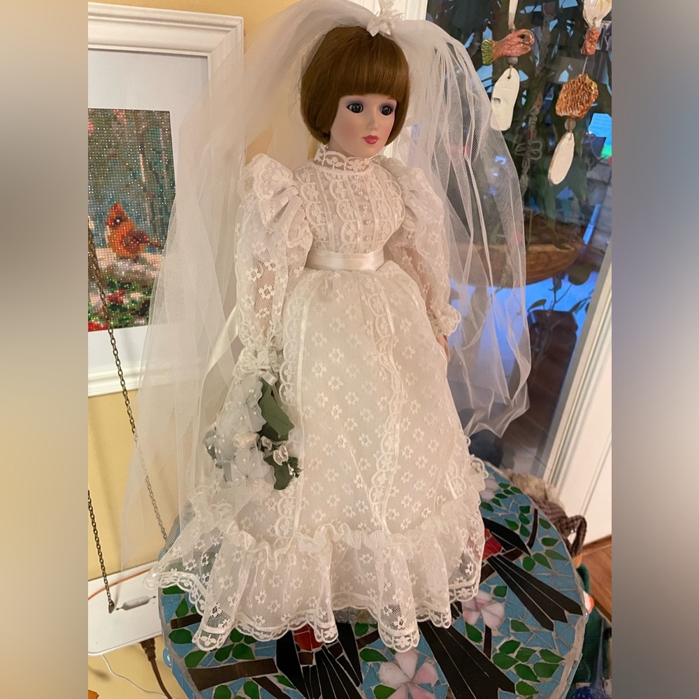 Gloria Vanderbilt
Danbury Mint Porcelain Doll with stand
